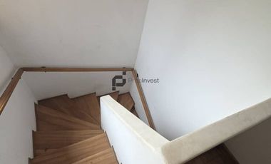 Espaciosa Casa de 2 Pisos en Macul: 5 Dormitorios y Gran Patio Privado