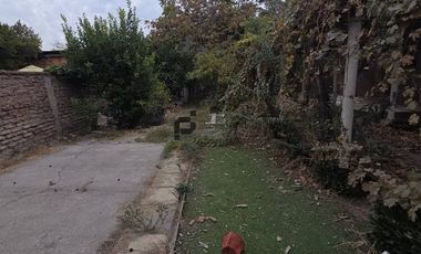 Espaciosa Casa de 2 Pisos en Macul: 5 Dormitorios y Gran Patio Privado