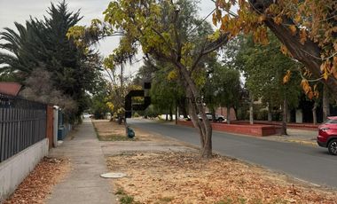 Espaciosa Casa de 2 Pisos en Macul: 5 Dormitorios y Gran Patio Privado