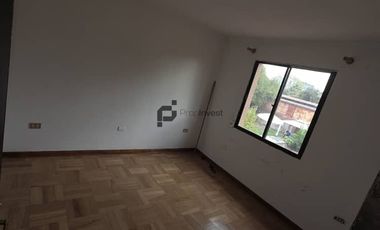 Espaciosa Casa de 2 Pisos en Macul: 5 Dormitorios y Gran Patio Privado