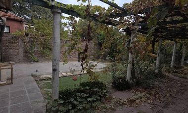 Espaciosa Casa de 2 Pisos en Macul: 5 Dormitorios y Gran Patio Privado