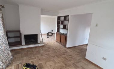 Espaciosa Casa de 2 Pisos en Macul: 5 Dormitorios y Gran Patio Privado