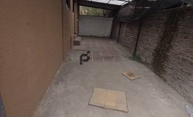 Espaciosa Casa de 2 Pisos en Macul: 5 Dormitorios y Gran Patio Privado
