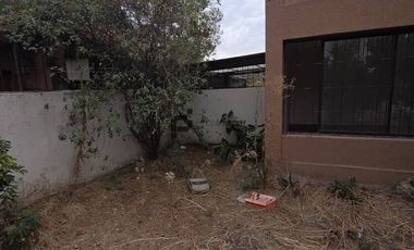 Espaciosa Casa de 2 Pisos en Macul: 5 Dormitorios y Gran Patio Privado