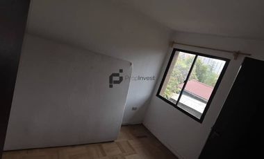 Espaciosa Casa de 2 Pisos en Macul: 5 Dormitorios y Gran Patio Privado