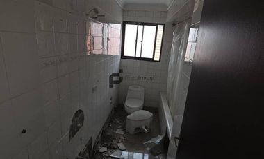 Espaciosa Casa de 2 Pisos en Macul: 5 Dormitorios y Gran Patio Privado