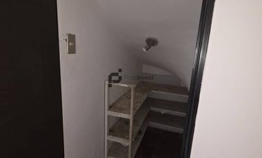 Espaciosa Casa de 2 Pisos en Macul: 5 Dormitorios y Gran Patio Privado