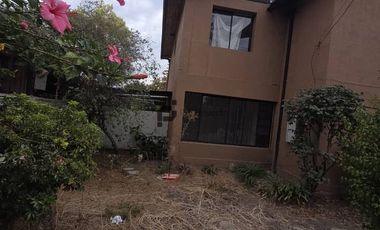 Espaciosa Casa de 2 Pisos en Macul: 5 Dormitorios y Gran Patio Privado