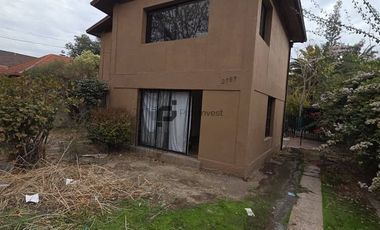 Espaciosa Casa de 2 Pisos en Macul: 5 Dormitorios y Gran Patio Privado