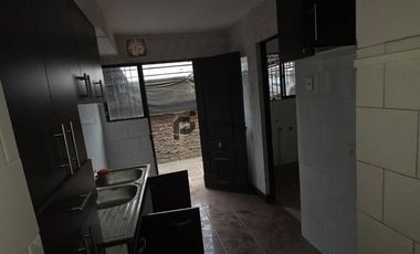 Espaciosa Casa de 2 Pisos en Macul: 5 Dormitorios y Gran Patio Privado