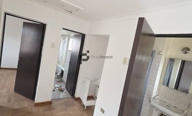 Espaciosa Casa de 2 Pisos en Macul: 5 Dormitorios y Gran Patio Privado