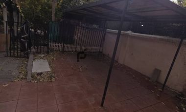 Espaciosa Casa de 2 Pisos en Macul: 5 Dormitorios y Gran Patio Privado