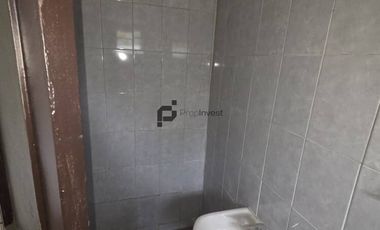 Espaciosa Casa de 2 Pisos en Macul: 5 Dormitorios y Gran Patio Privado