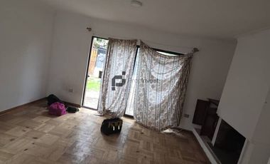 Espaciosa Casa de 2 Pisos en Macul: 5 Dormitorios y Gran Patio Privado