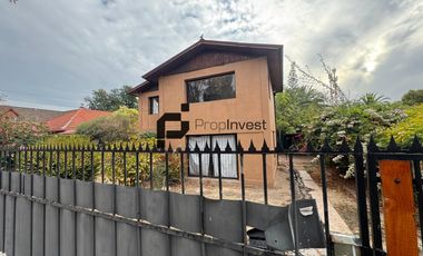 Espaciosa Casa de 2 Pisos en Macul: 5 Dormitorios y Gran Patio Privado
