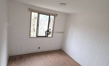 Espaciosa Casa de 2 Pisos en Macul: 5 Dormitorios y Gran Patio Privado