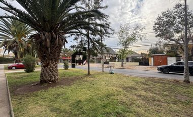 Espaciosa Casa de 2 Pisos en Macul: 5 Dormitorios y Gran Patio Privado
