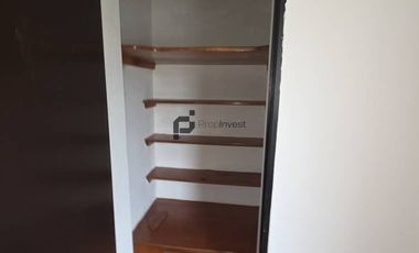 Espaciosa Casa de 2 Pisos en Macul: 5 Dormitorios y Gran Patio Privado
