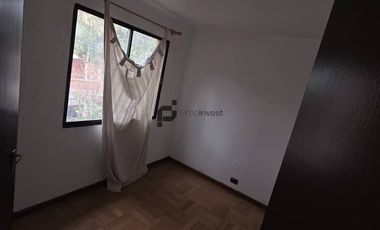 Espaciosa Casa de 2 Pisos en Macul: 5 Dormitorios y Gran Patio Privado