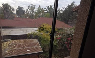 Espaciosa Casa de 2 Pisos en Macul: 5 Dormitorios y Gran Patio Privado