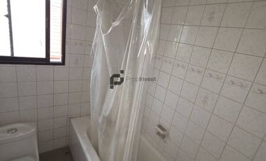 Espaciosa Casa de 2 Pisos en Macul: 5 Dormitorios y Gran Patio Privado