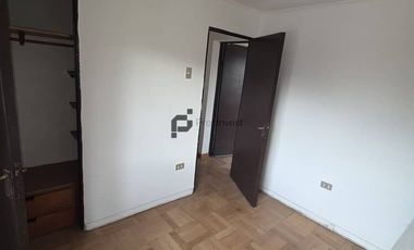 Espaciosa Casa de 2 Pisos en Macul: 5 Dormitorios y Gran Patio Privado