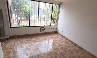 Espaciosa Casa de 2 Pisos en Macul: 5 Dormitorios y Gran Patio Privado