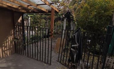Espaciosa Casa de 2 Pisos en Macul: 5 Dormitorios y Gran Patio Privado