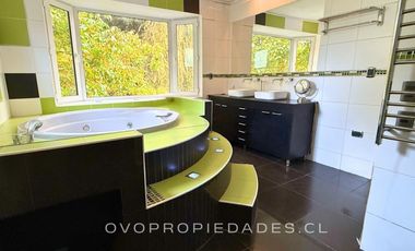 CASA EN CONDOMINIO, 5D + SERVICIOS, PRECIOSA VISTA JARDÍN