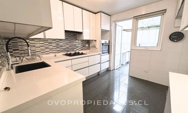 CASA EN CONDOMINIO, 5D + SERVICIOS, PRECIOSA VISTA JARDÍN