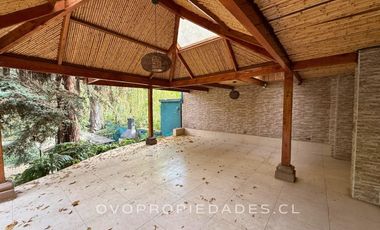 CASA EN CONDOMINIO, 5D + SERVICIOS, PRECIOSA VISTA JARDÍN