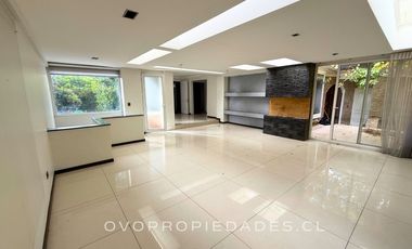 CASA EN CONDOMINIO, 5D + SERVICIOS, PRECIOSA VISTA JARDÍN