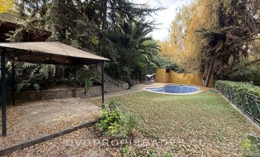 CASA EN CONDOMINIO, 5D + SERVICIOS, PRECIOSA VISTA JARDÍN