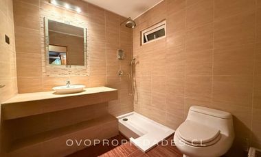 CASA EN CONDOMINIO, 5D + SERVICIOS, PRECIOSA VISTA JARDÍN