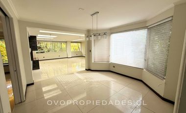 CASA EN CONDOMINIO, 5D + SERVICIOS, PRECIOSA VISTA JARDÍN