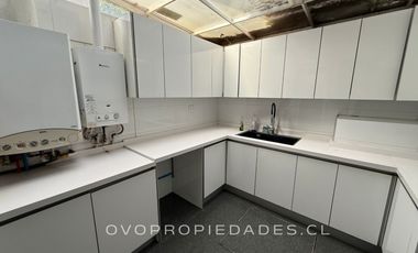 CASA EN CONDOMINIO, 5D + SERVICIOS, PRECIOSA VISTA JARDÍN