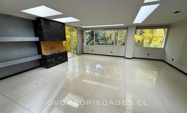 CASA EN CONDOMINIO, 5D + SERVICIOS, PRECIOSA VISTA JARDÍN