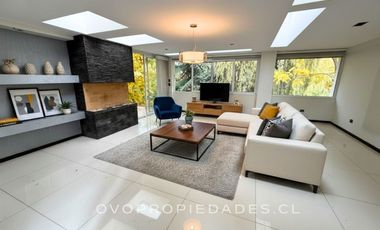 CASA EN CONDOMINIO, 5D + SERVICIOS, PRECIOSA VISTA JARDÍN