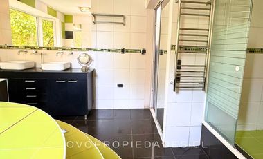 CASA EN CONDOMINIO, 5D + SERVICIOS, PRECIOSA VISTA JARDÍN