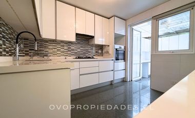CASA EN CONDOMINIO, 5D + SERVICIOS, PRECIOSA VISTA JARDÍN