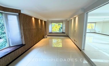 CASA EN CONDOMINIO, 5D + SERVICIOS, PRECIOSA VISTA JARDÍN