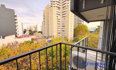 Alquiler de departamento 2 ambientes con balcón al frente en el barrio de Caballito.