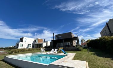 Casa en Venta a la Laguna en El Naudir - Aguas Privadas