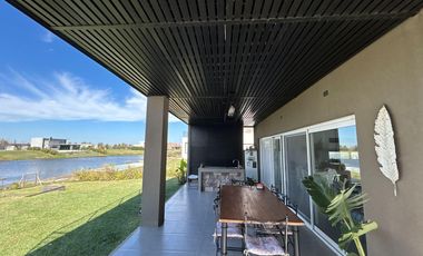 Casa en Venta a la Laguna en El Naudir - Aguas Privadas