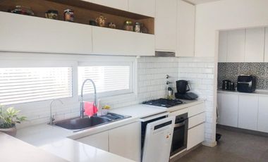 Casa en Venta a la Laguna en El Naudir - Aguas Privadas