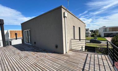Casa en Venta a la Laguna en El Naudir - Aguas Privadas