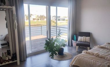 Casa en Venta a la Laguna en El Naudir - Aguas Privadas