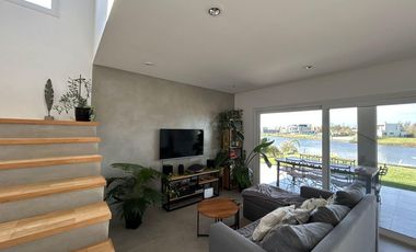 Casa en Venta a la Laguna en El Naudir - Aguas Privadas