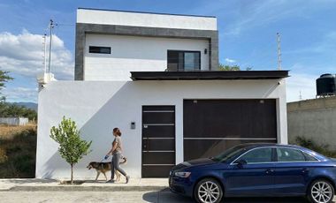 Casa con alberca en preventa - Yatareni