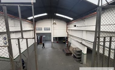 Galpón  / Deposito con oficinas 3800 m2 en Banfield Alquiler - Venta